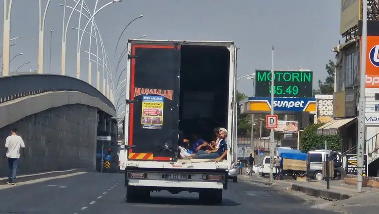 Diyarbakır trafiğinde yürekleri ağza getiren görüntü: Kamyonet kasasında tehlikeli yolculuk