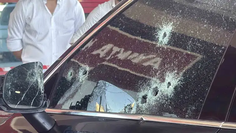 Diyarbakır Yenişehir'de trafik ışıklarında otomobile silahlı saldırı: 2 yaralı