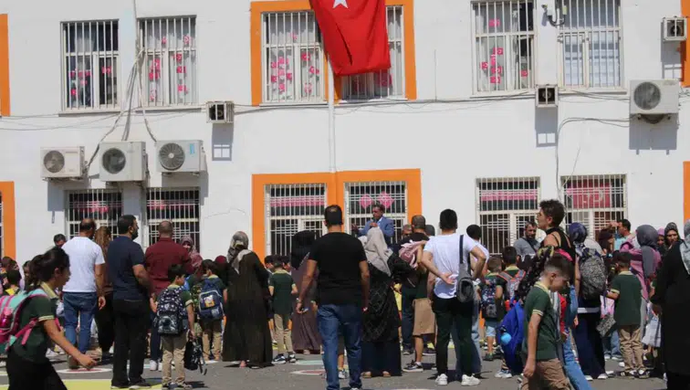 Diyarbakır'da ders zili çaldı: Minik öğrencilerin okul heyecanı görülmeye değerdi