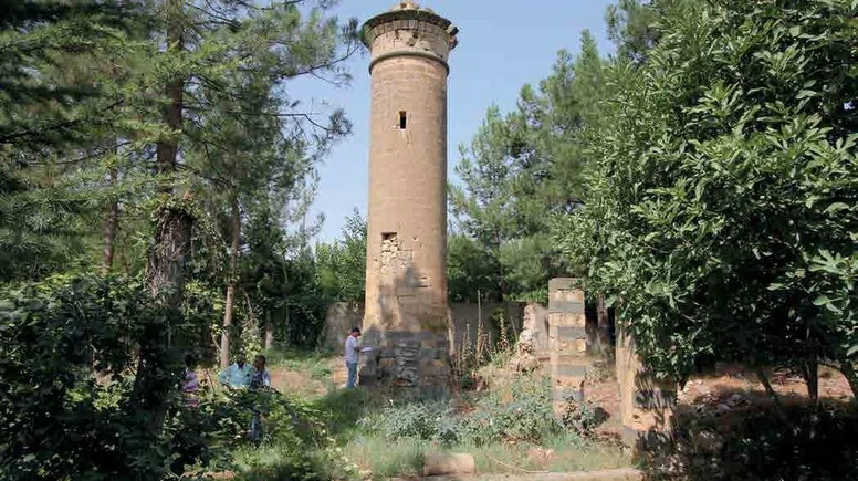 Diyarbakır'ın tescilli Aktepe Minaresi!