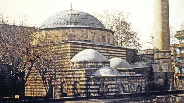 Diyarbakır'daki İskender Paşa Cami kim tarafından yapılmıştır?