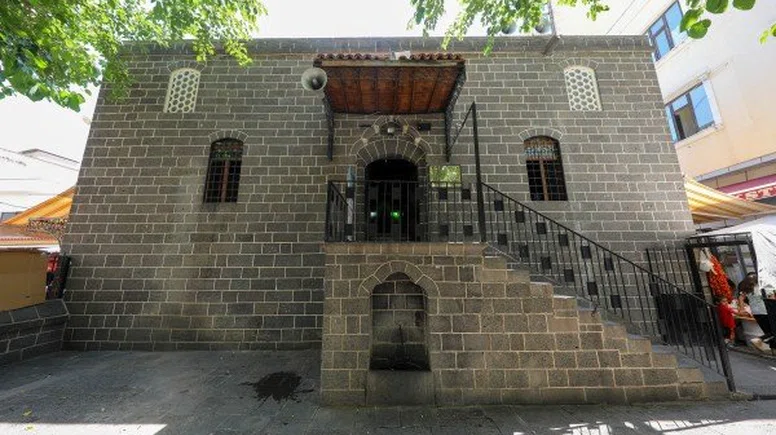 Diyarbakır Defterdar Camisi ismini nereden almıştır?