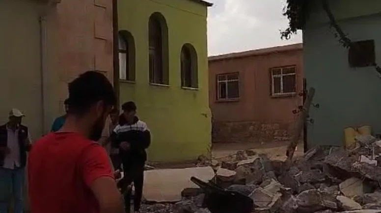 Diyarbakır Hazro’da fırtına: Minare devrildi!