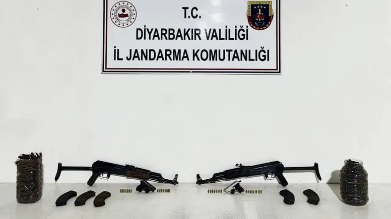 Lice’de üzeri taşlarla gizlenmiş silah ve mühimmat ele geçirildi