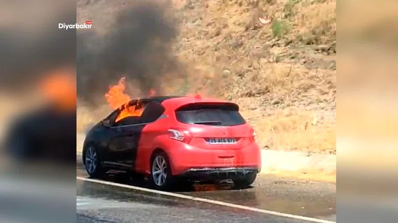 Diyarbakır’da motoru alev alan otomobil kül oldu