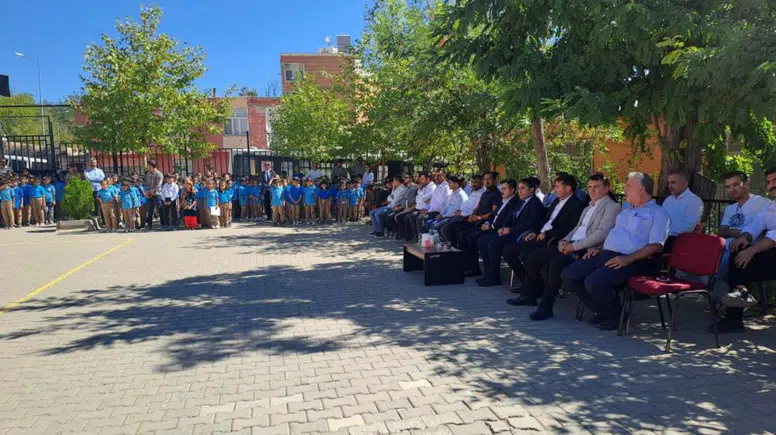 Dicle’de minik öğrencilerden ilköğretim haftası gösterisi