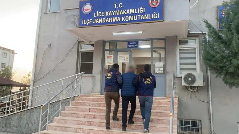 Lice’de 2 dosyadan aranan uyuşturucu zanlısı yakayı ele verdi