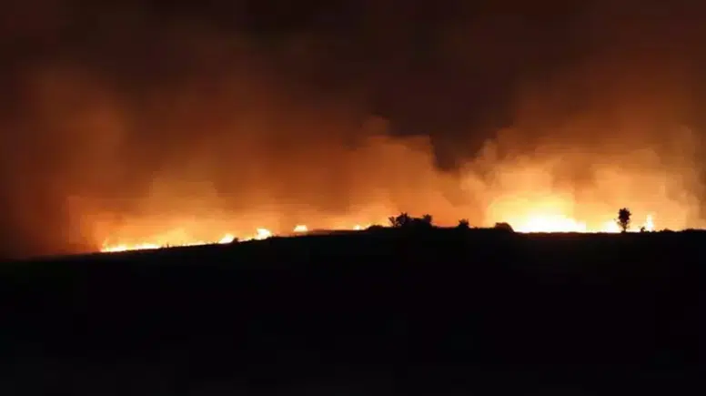 Diyarbakır’da dev saman yangını: 102 ton kül oldu