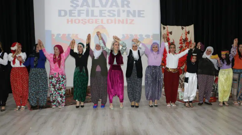 Diyarbakır’da zamansız şalvar defilesi büyüledi: 7 bölgenin kültürü aynı podyumda!