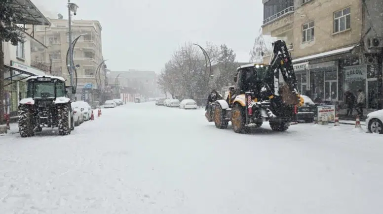 Çermik’te kış felaketi: Kar yağışı hayatı durdurdu, Sıcaklık -20’ye iniyor
