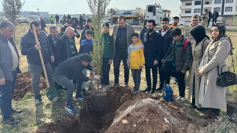Diyarbakır’da öğrenciler sur şehitleri için fidan dikti