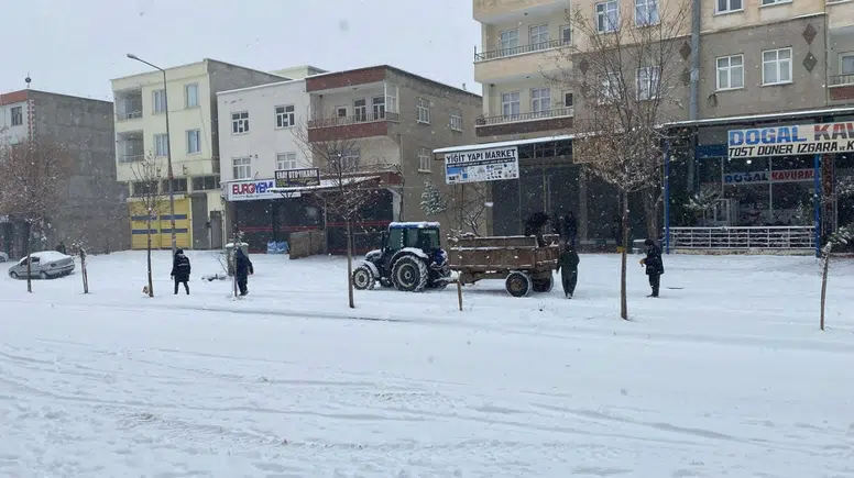 Çermik’te kar hayatı durdurdu: Ergani, Çüngüş ve Siverek yolu kapandı