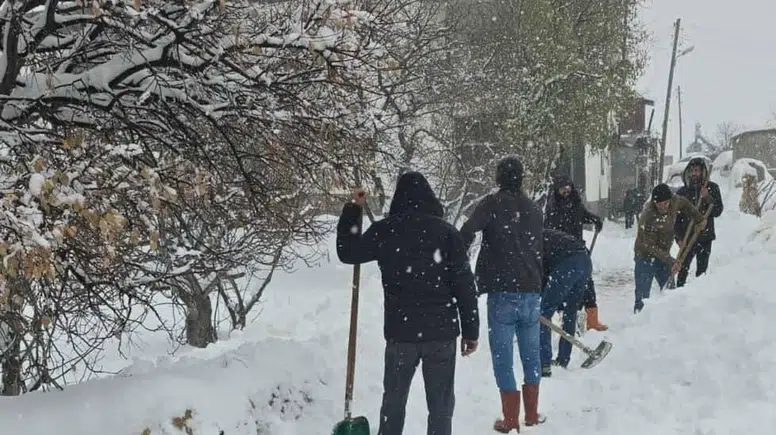Çermik’te kar hayatı felç etti: Köylüler yolları imeceyle açtı