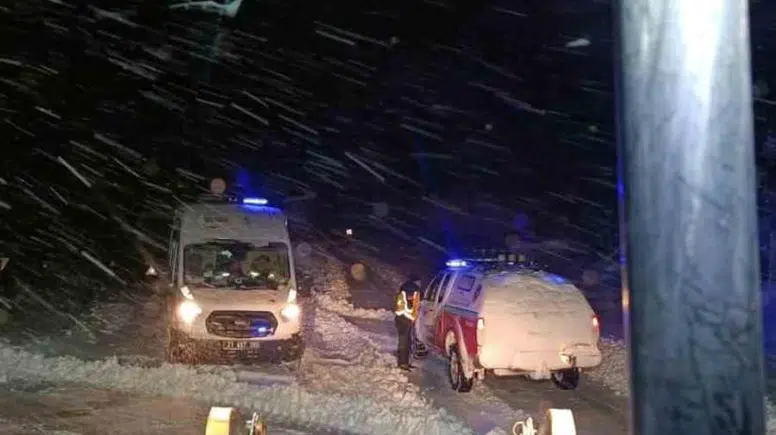 Diyarbakır’da karda mahsur kalan ambulans zamanla yarıştı