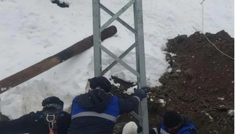 Çüngüş'te elektrik seferberliği: Kar nedeniyle devrilen direkler yeniden dikildi