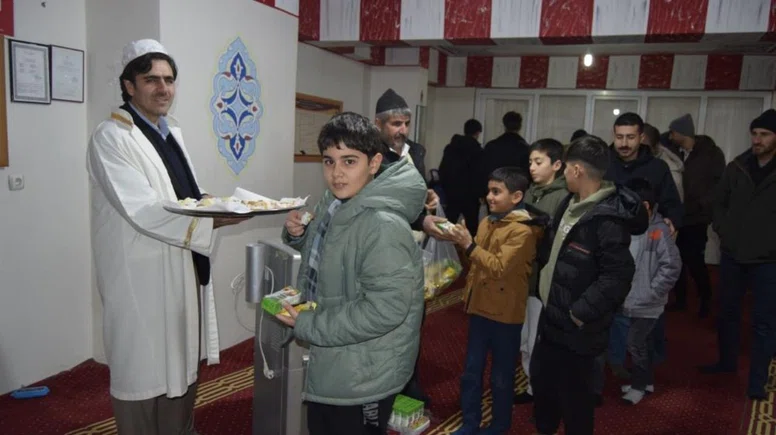 Dicle'de Kandil Sıcaklığı: Cemaat Miraç Kandili'ni Dualarla Karşıladı