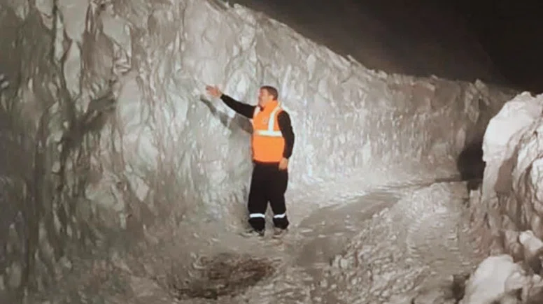 Diyarbakır'da kar kalınlığı 3 metreyi aştı: Görenler şaşırıyor