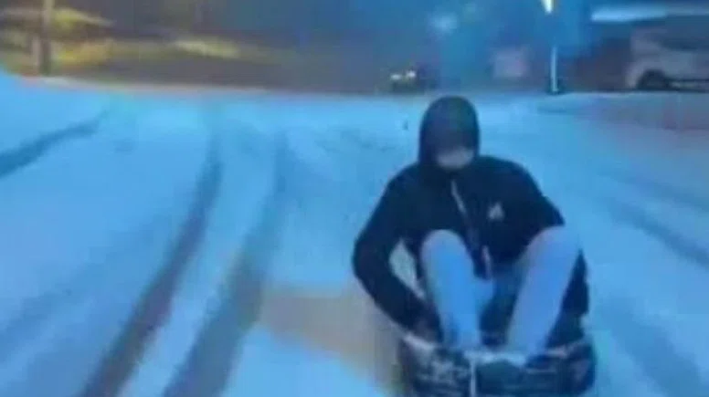 Diyarbakır'da kış eğlencesi: Lastikle otomobil arkasında kaydı