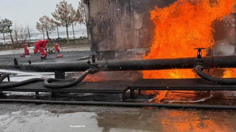 Diyarbakır Eğil'de yürekleri ağza getiren yangın: Petrol havuzu alev aldı