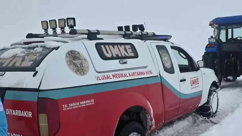 Diyarbakır’da karlı yollar UMKE’yi durduramadı: 2 yaşındaki çocuk hastaneye ulaştırıldı