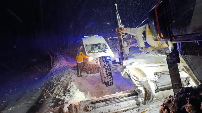 Hazro’da kar engelini aşan müdahale: 1 yaşındaki Mina’ya greyder eşliğinde ulaşıldı