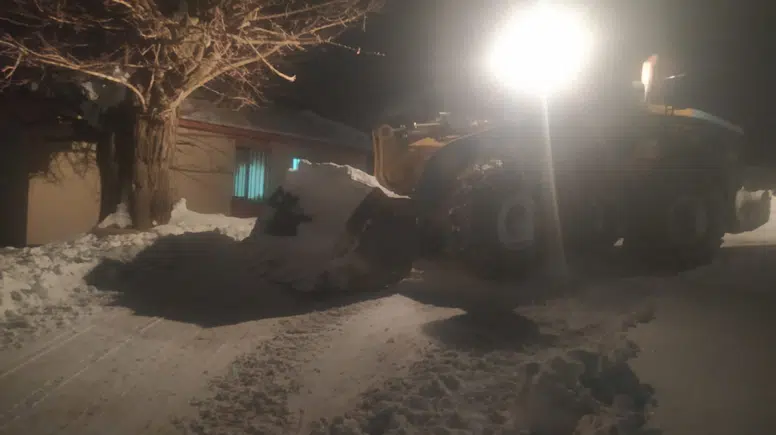 Lice’de kar engeli aşıldı: 4 gündür mahsur kalan vatandaş evine ulaştırıldı