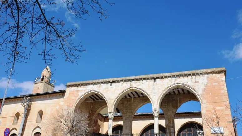 Diyarbakır'daki tarihi hazine: Hani Ulu Camii restorasyon sonrası ibadete açıldı