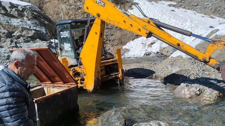 Ekipler 2 metre karda çalıştı: Diyarbakır'da çığ düşen su kaynağı normale döndü