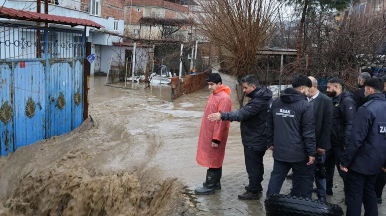 Diyarbakır'ın ilçesinde evleri ve yolları su bastı: Ekipler seferber oldu