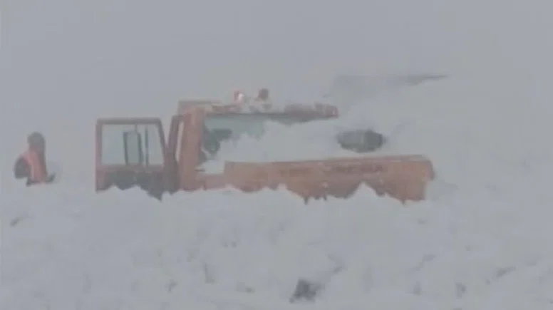 Muş-Kulp yolunda korku dolu anlar: Karayolları aracı çığ altında kaldı