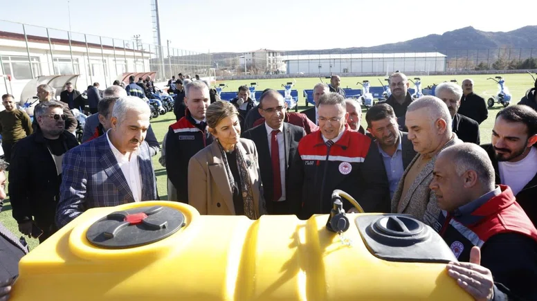 Diyarbakır'da çiftçiye dev hibe desteği: Makineleri teslim aldılar