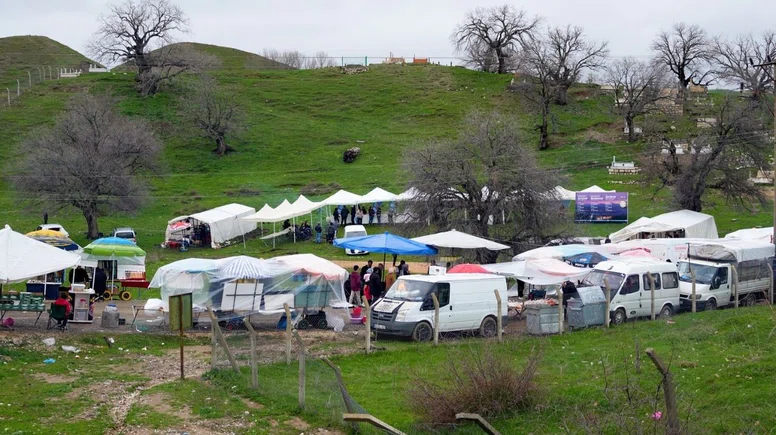 Diyarbakır'da şenlik başladı: Kına, mum ve lokum ikram edildi