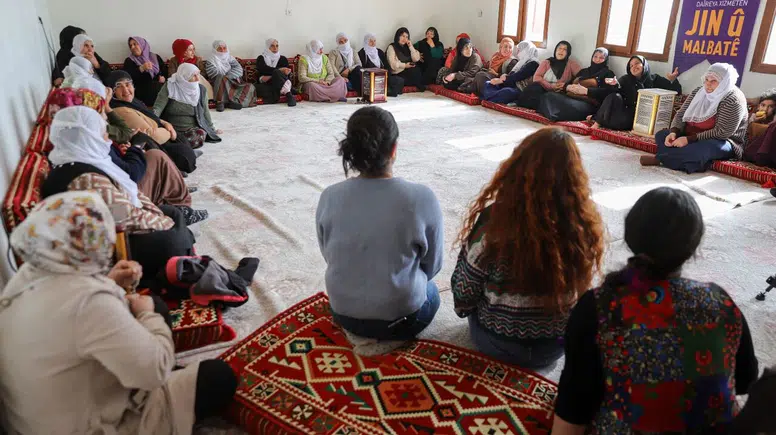 Diyarbakır'da 8 Mart heyecanı: İhtiyaç sahibi kadınların yüzü güldü