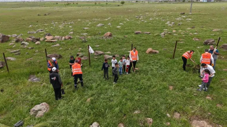 Diyarbakır'da minik eller toprakla buluştu: Belediye personeli yalnız bırakmadı