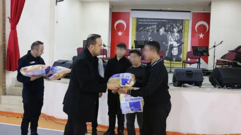 Diyarbakır'da suça sürüklenen çocuklar unutulmadı: Hediyeleri verildi