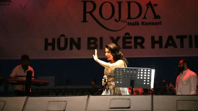 Diyarbakır Kürt Dil Bayramı'nda Rojda'nın konseriyle coştu: On binler alandaydı