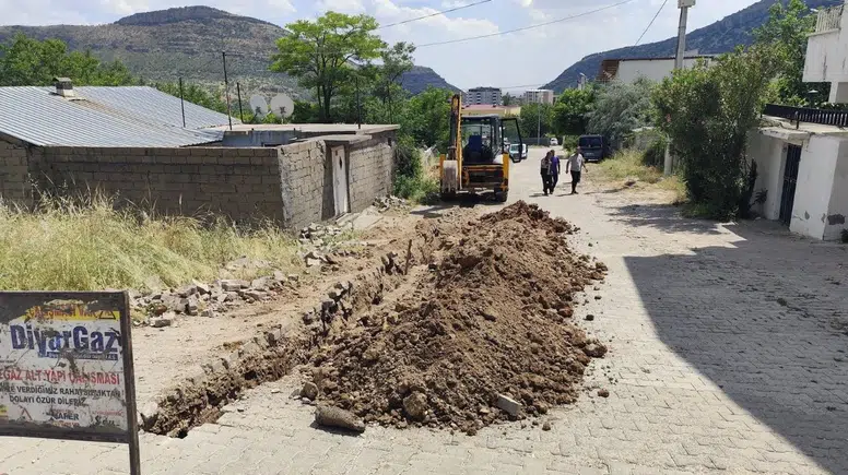 Diyarbakır'ın ilçesinde yılların özlemi bitiyor: Doğalgaz için ilk kazma vuruldu