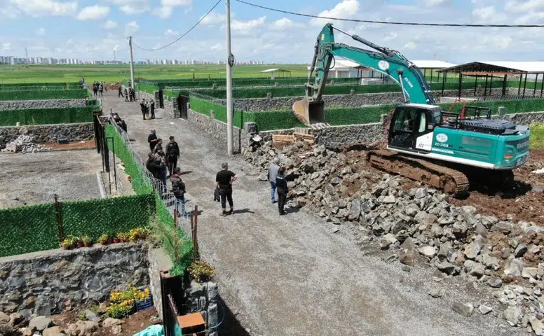 Diyarbakır’da tarım topraklarını koruma operasyonu başladı: 17 kaçak ev yıkılıyor