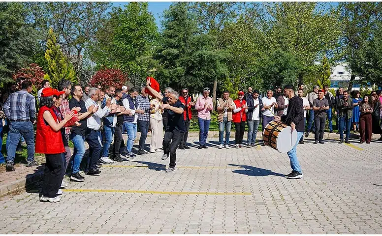 Diyarbakır'da DİSKİ personeli 1 Mayıs’ı davul zurna ve halaylarla kutladı