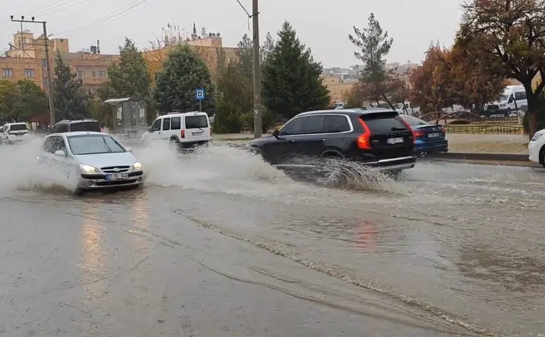 Diyarbakır'da zor anlar: Bereket aniden bastırdı yollar göle döndü