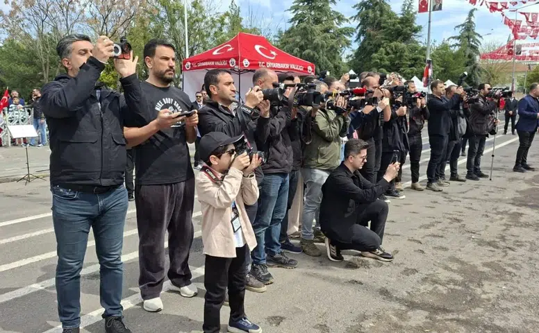 Diyarbakır'da 6 yaşındaki 'gazeteci' 23 Nisan törenlerini haber yaptı: Protokolün gözdesi oldu