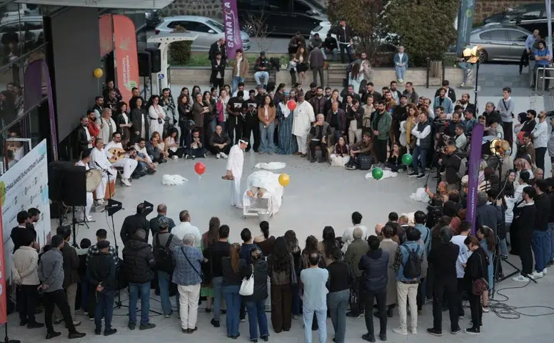 Amet Tiyatro Festivali'nde sokaklar coştu: Filistin ekibinin oyunu ilgi gördü