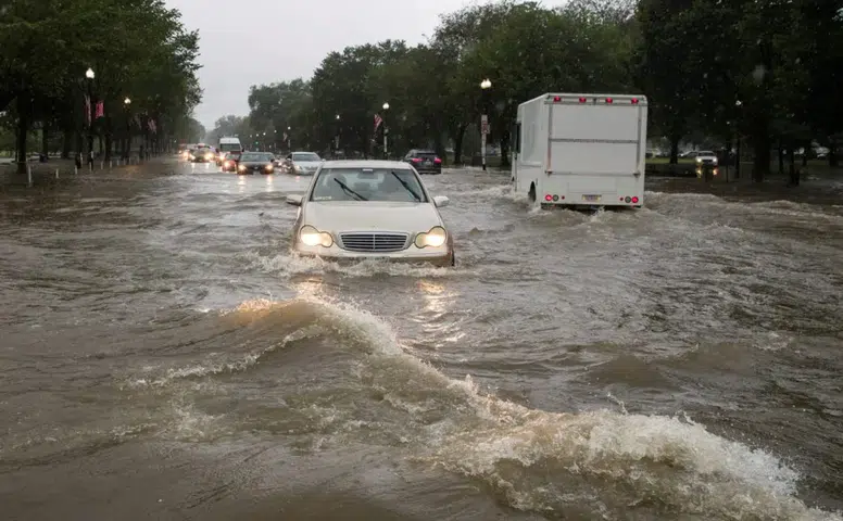Diyarbakır'ın meşhur ilçesi savaş alanına döndü: Araçlar kullanılmaz hale geldi