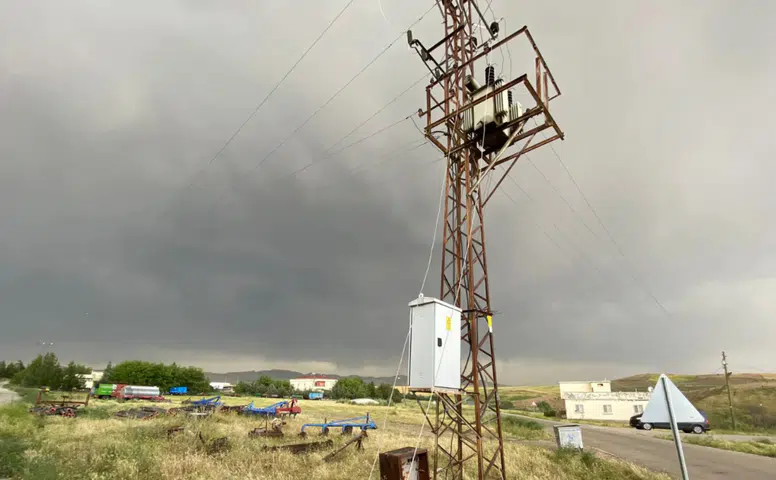 Diyarbakır’da yıldırım düştü: Yoldan geçen kadın yaralandı