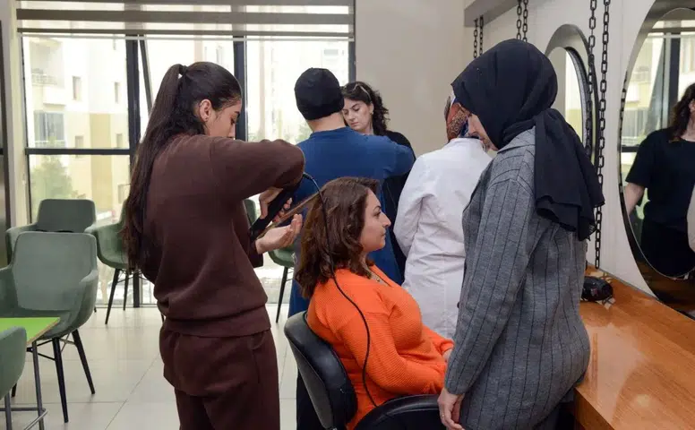 Diyarbakır’da kadınlar kuaförlük ve cilt bakımı kurslarıyla meslek sahibi oluyor