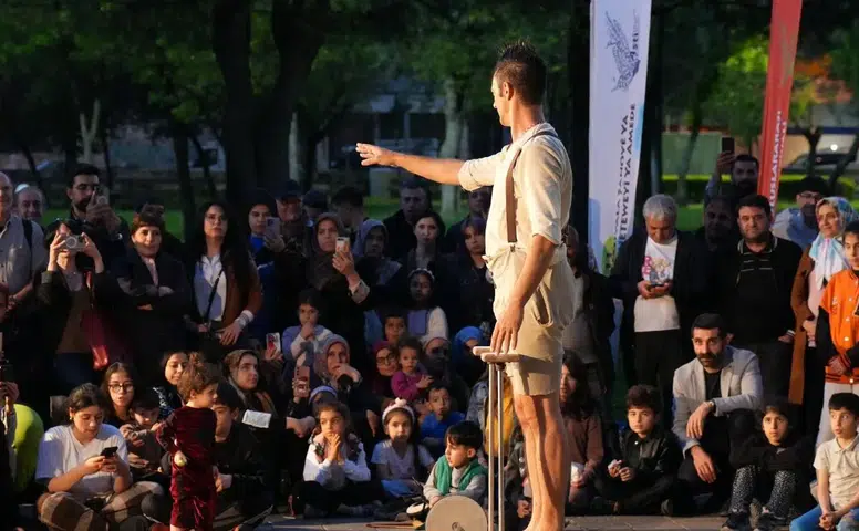 Amed Tiyatro Festivali’nde savaş, göç ve direniş sahnelendi