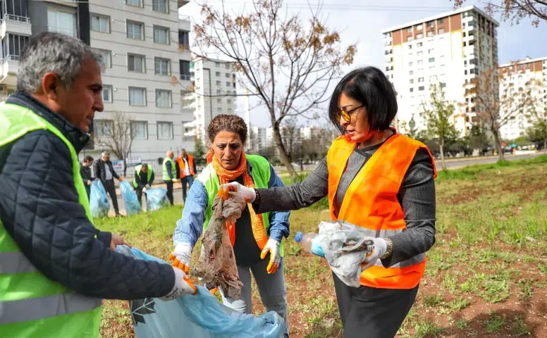 Diyarbakır'da Eşbaşkanlar sokak temizliğine katıldı