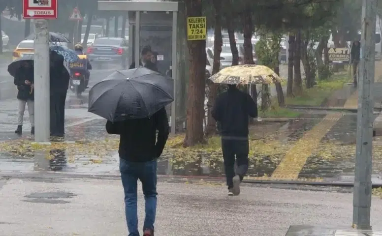 Diyarbakır'da şemsiye mesaisi sürüyor: Gök gürültülü sağanak yağış bekleniyor