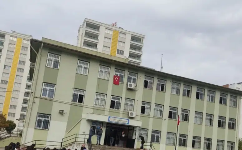 Diyarbakır'da okulun önünde silahla havaya ateş açıldı: Büyük panik yaşandı