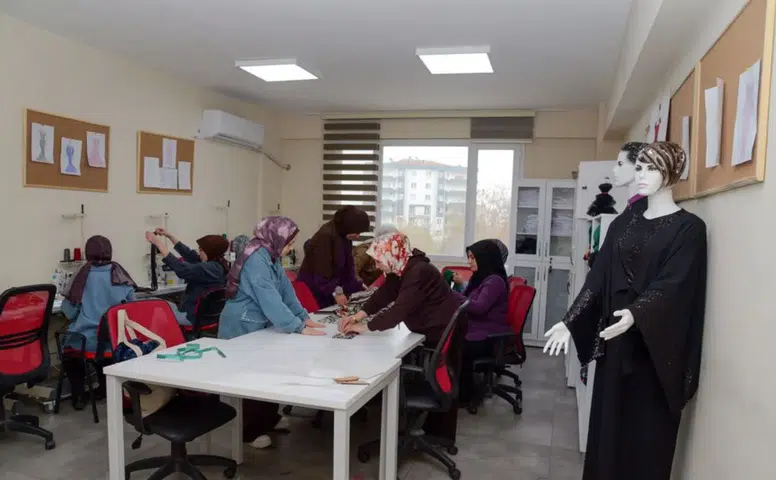 DİSMEK tekstil atölyesinde kadınlar tasarlayıp üretiyor